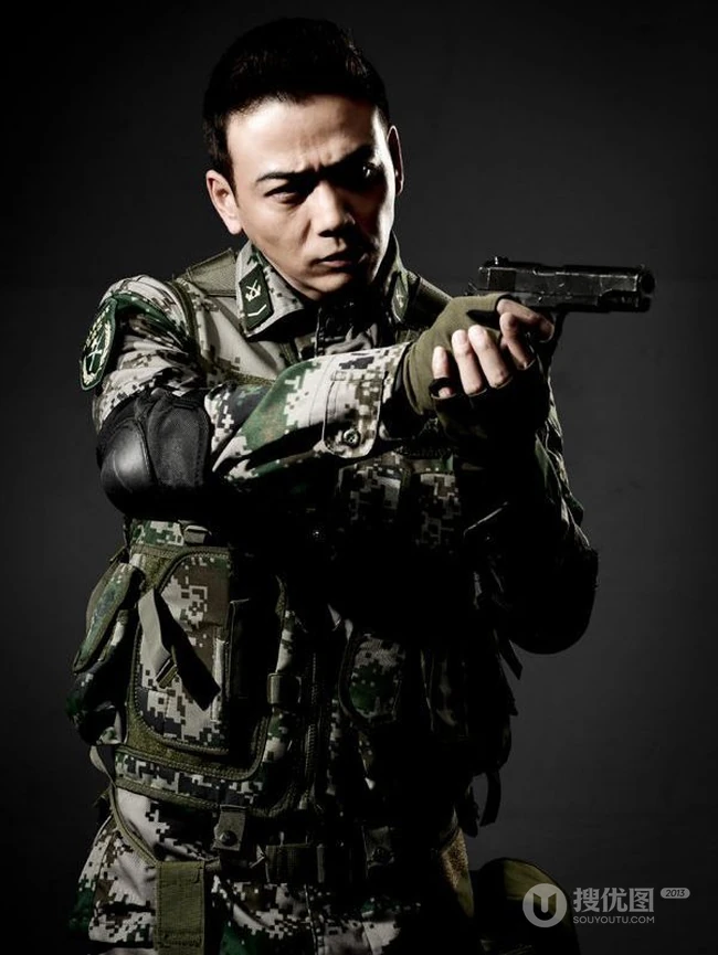 型男杨烁迷彩服持枪帅气图片