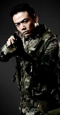 型男杨烁迷彩服持枪帅气图片