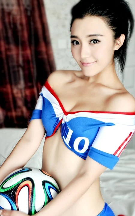 亮眼女生爱足球-房程程气质足球宝贝写真