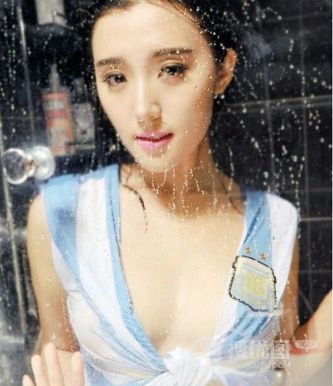 亮眼女生爱足球-房程程气质足球宝贝写真