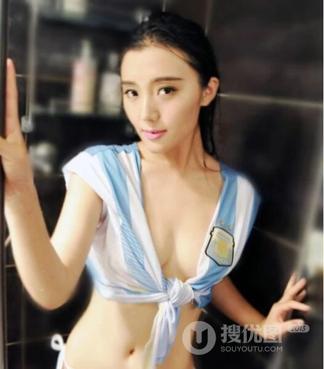 亮眼女生爱足球-房程程气质足球宝贝写真