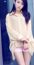 长发妹子紧身粉色超短裤街头摄影写真图片
