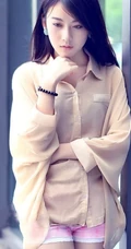 长发妹子紧身粉色超短裤街头摄影写真图片