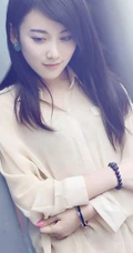 长发妹子紧身粉色超短裤街头摄影写真图片