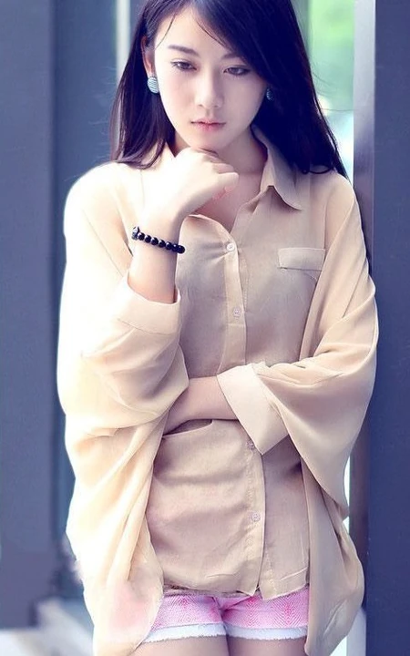 长发妹子紧身粉色超短裤街头摄影写真图片