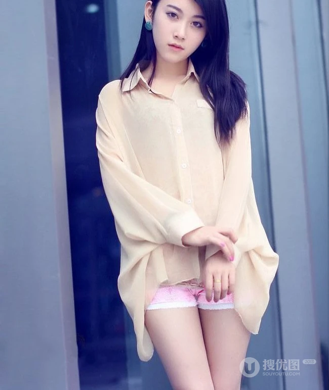 长发妹子紧身粉色超短裤街头摄影写真图片