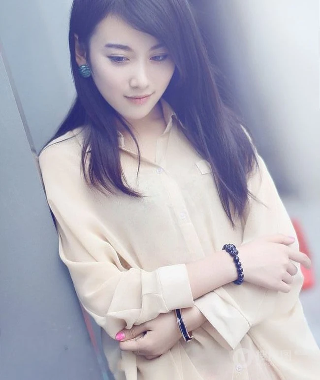 长发妹子紧身粉色超短裤街头摄影写真图片