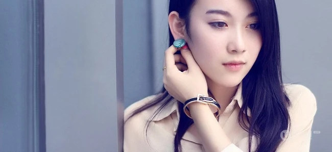 长发妹子紧身粉色超短裤街头摄影写真图片