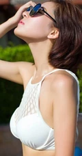 炎炎的夏日，海边可爱泳装女生清凉写真照片