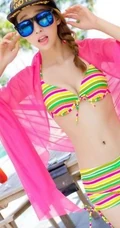 炎炎的夏日，海边可爱泳装女生清凉写真照片
