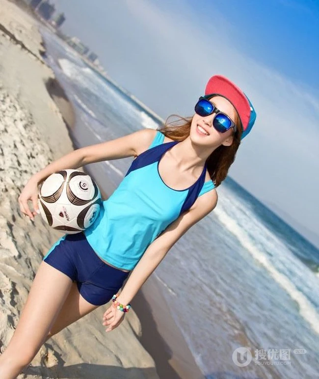 炎炎的夏日，海边可爱泳装女生清凉写真照片