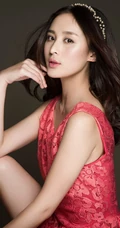 女星汤晶晶红衣可人高清写真图片