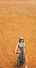 骑行天下 气质家居服妹子骑着单车户外美拍照片