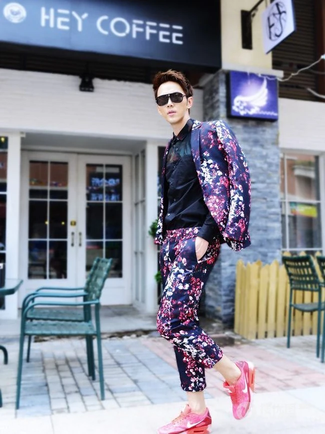 阳光帅哥徐正曦活力时尚图片
