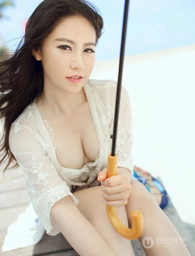 秀人模特海边木栈道清凉写真