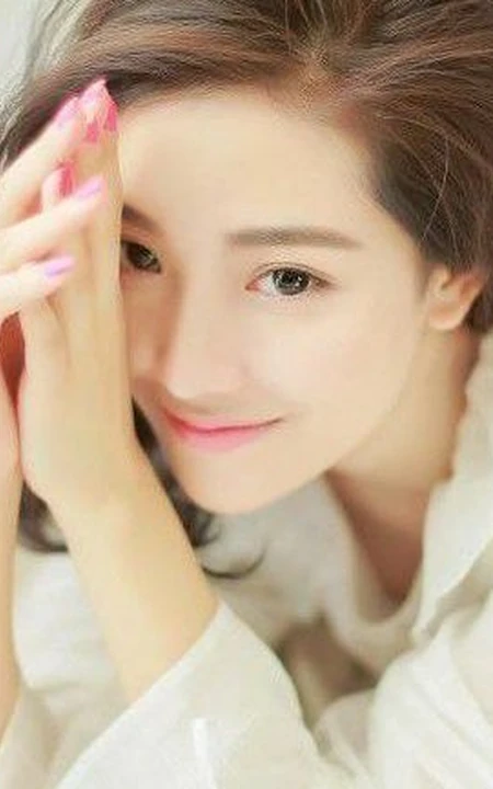 菅韧姿纯美可人白衣写真图片