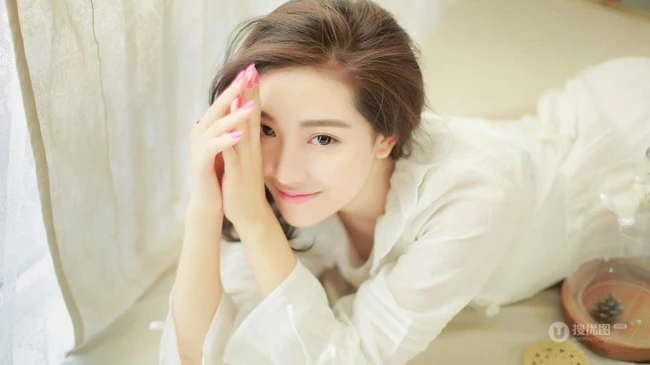 菅韧姿纯美可人白衣写真图片
