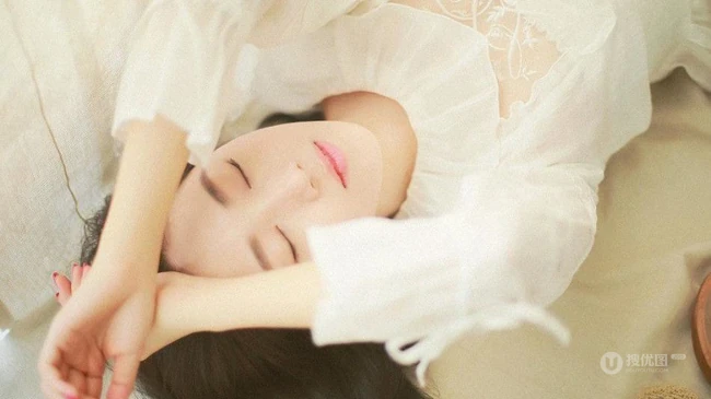 菅韧姿纯美可人白衣写真图片