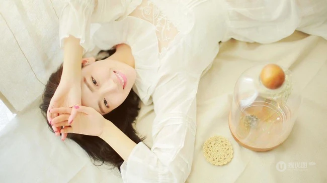 菅韧姿纯美可人白衣写真图片