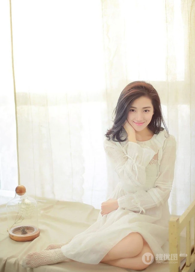 菅韧姿纯美可人白衣写真图片