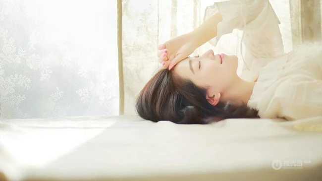 菅韧姿纯美可人白衣写真图片