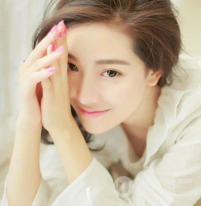 菅韧姿纯美可人白衣写真图片