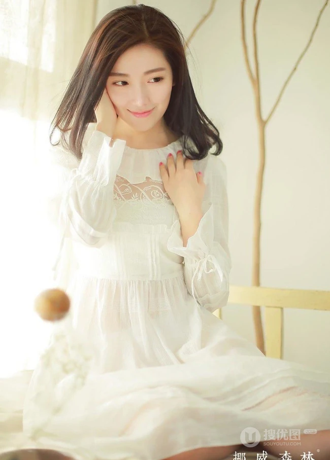 菅韧姿纯美可人白衣写真图片