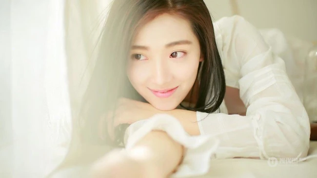 菅韧姿纯美可人白衣写真图片
