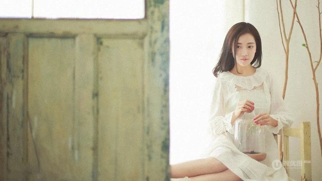 菅韧姿纯美可人白衣写真图片