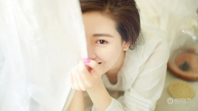 菅韧姿纯美可人白衣写真图片