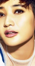 女星阎娜短发俏皮可爱牛仔裤图片