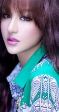 女生模特刘羽琦波浪卷发型图片