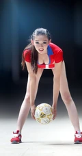 腿长腰细女生足球宝贝高清图片