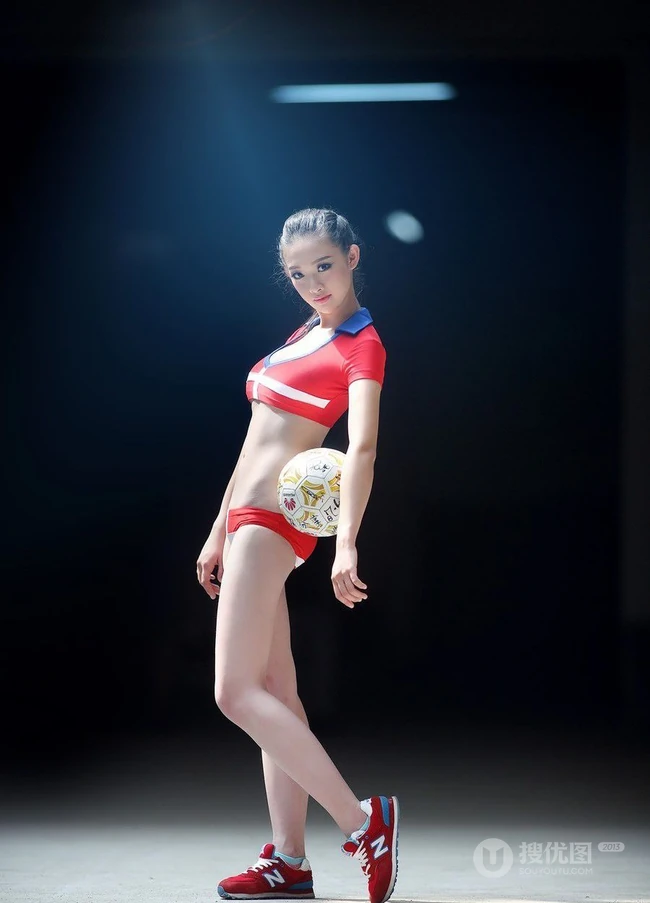 腿长腰细女生足球宝贝高清图片