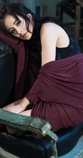 杨幂低领线条感写真 古宅里的气质女人