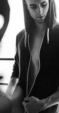 伤感帅哥-欧美型男黑白写真图片