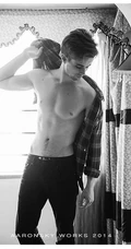 伤感帅哥-欧美型男黑白写真图片