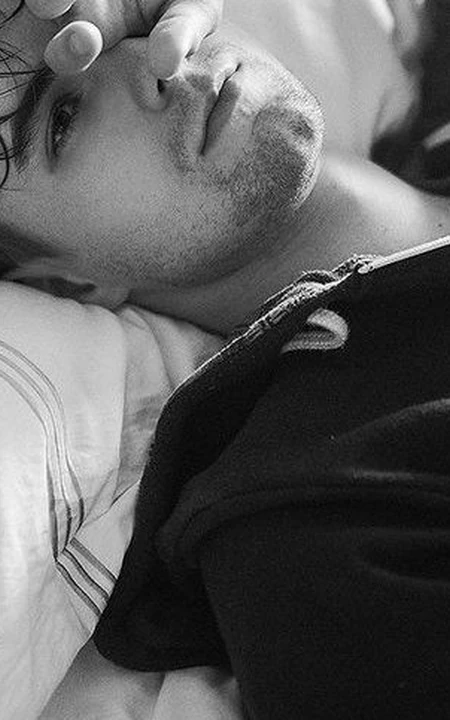 伤感帅哥-欧美型男黑白写真图片