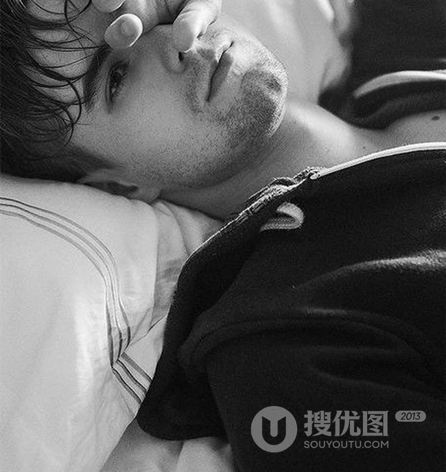伤感帅哥-欧美型男黑白写真图片