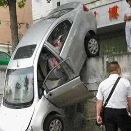 右边过来第一个踏板不是刹车吗？