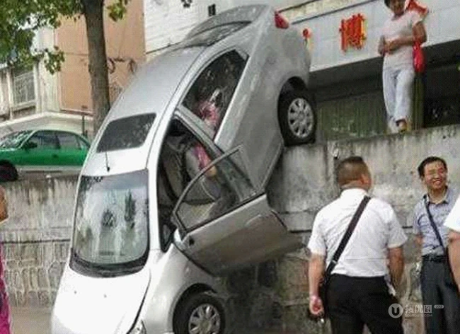 右边过来第一个踏板不是刹车吗？