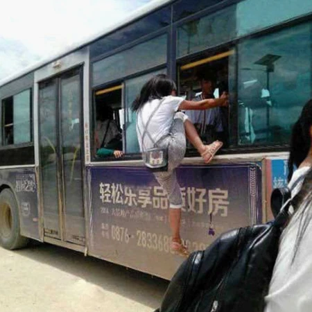 客满了也无法阻止女汉子上车