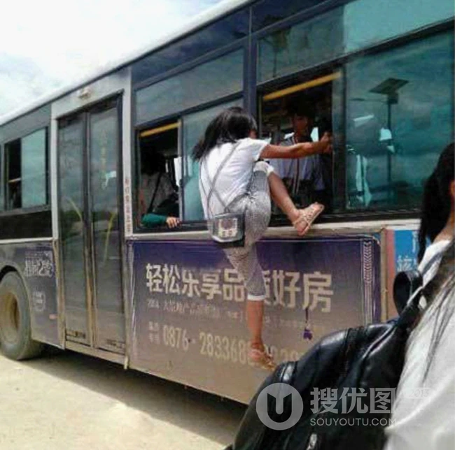 客满了也无法阻止女汉子上车