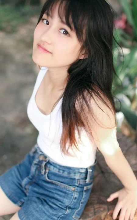 可爱森系妹子好看的短裤小背心户外写真生活照