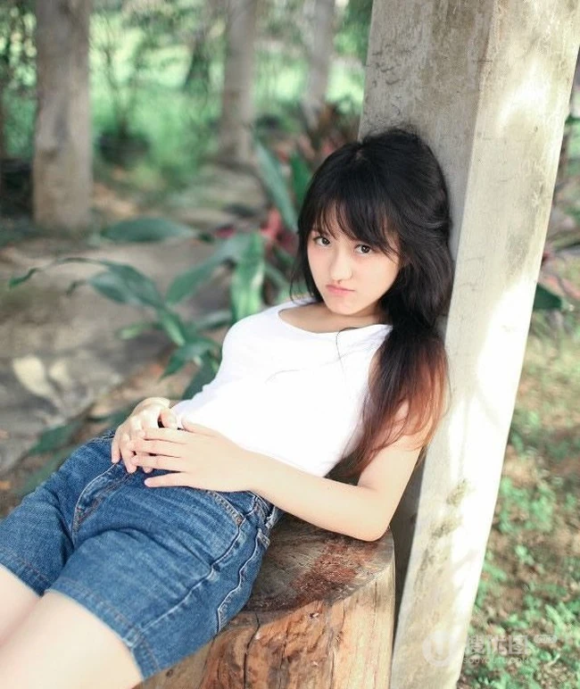 可爱森系妹子好看的短裤小背心户外写真生活照