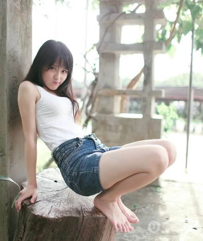 可爱森系妹子好看的短裤小背心户外写真生活照