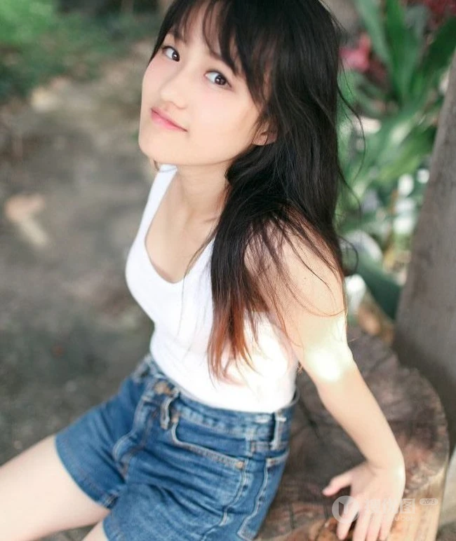 可爱森系妹子好看的短裤小背心户外写真生活照