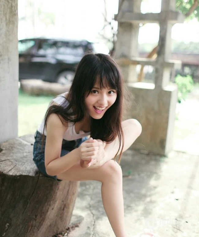 可爱森系妹子好看的短裤小背心户外写真生活照