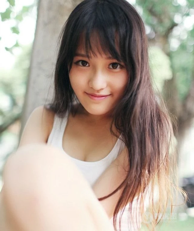 可爱森系妹子好看的短裤小背心户外写真生活照