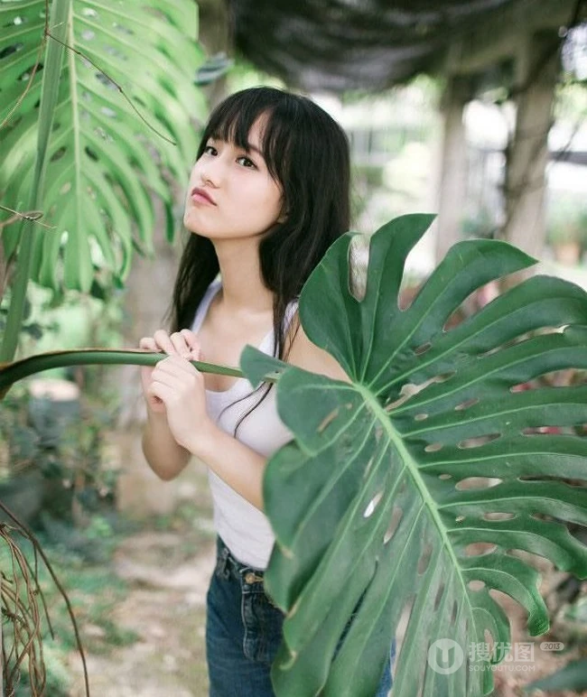 可爱森系妹子好看的短裤小背心户外写真生活照
